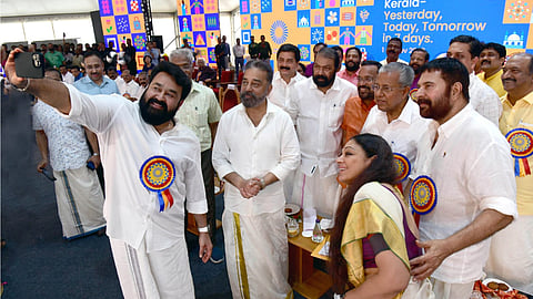 മോഹൻലാൽ സെൽഫിയെടുക്കുന്നു