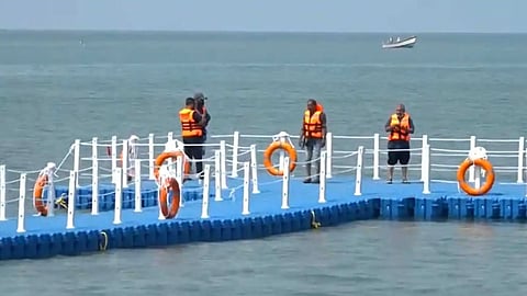 കേരള ടൂറിസം വകുപ്പ് കോഴിക്കോട് ബേപ്പൂർ ബീച്ചിൽ സ്ഥാപിച്ച ഫ്ളോട്ടിങ് ബ്രിഡ്ജ്.