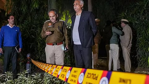 സ്ഫോടനം നടന്ന പ്രദേശത്ത് പരിശോധന നടത്തുന്ന പൊലീസ്