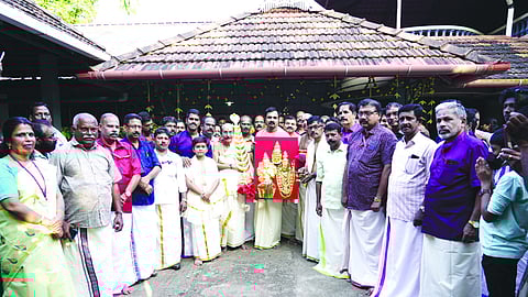 നടതുറപ്പുത്സവത്തിന് തുടക്കം കുറിച്ചുകൊണ്ടുള്ള വർണ്ണാഭമായ തിരുവാഭരണ ഘോഷയാത്ര അകവൂർ മനയിൽ നിന്ന് ആരംഭിച്ചപ്പോൾ