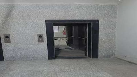 നോയ്ഡയിൽ അപകടത്തിൽപ്പെട്ട ലിഫ്റ്റ്