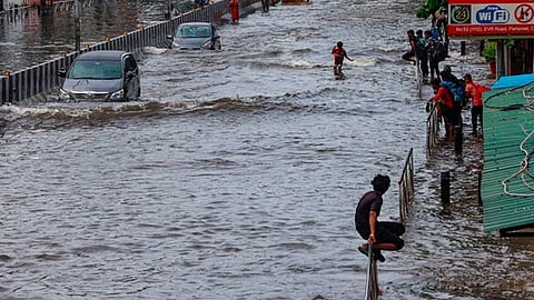 കനത്ത മഴയെ തുടർന്ന് രൂപപ്പെട്ട വെള്ളക്കെട്ട്