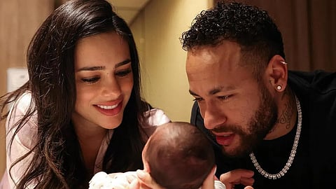 നെയ്മറും ബ്രൂണയും കുട്ടിയുമൊത്ത്.