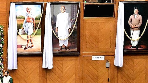 കർണാടക നിയമസഭാ മന്ദിരത്തിൽ സ്ഥാപിച്ചിരിക്കുന്ന വി.ഡി. സവർക്കറുടെ ഛായാചിത്രം.