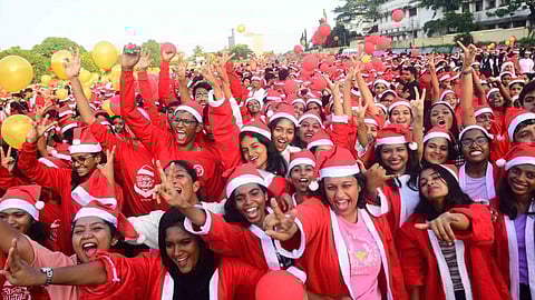 കോട്ടയം നഗരം ചുവപ്പിച്ച് മൂവായിരത്തോളം ക്രിസ്മസ് പാപ്പാമാർ