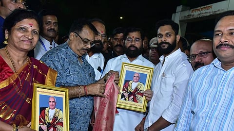 താനെ നായർ വെൽഫെയർ അസ്സോസിയേഷൻ പ്രവർത്തകർ മന്നത്ത് പദ്മനാഭന്റെ ഛായാചിത്രവുമായി