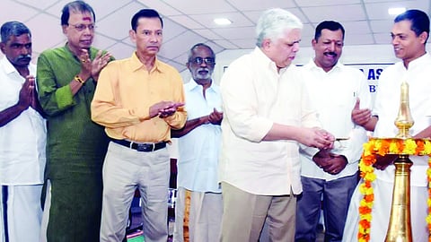 എറണാകുളം കലൂർ ശ്രീരാമകൃഷ്ണ സേവാശ്രമത്തിന്റെ 41ാമത് വാർഷികാഘോഷം ജസ്റ്റിസ് ദേവൻ രാമചന്ദ്രൻ ഉദ്ഘാടനം ചെയ്യുന്നു. സി.ജി. രാജഗോപാൽ, കോസ്റ്റ് ഗാർഡ് ഡിഐജി എൻ. രവി , സി.എസ്. മുരളീധരൻ, പോൾ പുളിക്കൻ, കവി ആർ.കെ. ദാമോദരൻ, സി.ആർ. സുധാകരൻ, പി. കുട്ടികൃഷ്ണൻ എന്നിവർ സമീപം.