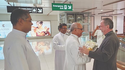 നെടുമ്പാശേരി വിമാനത്താവളത്തില് എത്തിയ വത്തിക്കാന് പ്രതിനിധിമാര് സിറില് വാസിലിനെ അതിരൂപത അപ്പോസ്തലിക്ക് അഡ്മിനിസ്ട്രേറ്റര്മാര് ബോസ്കോ പൂത്തുര് സ്വീകരിക്കുന്നു.