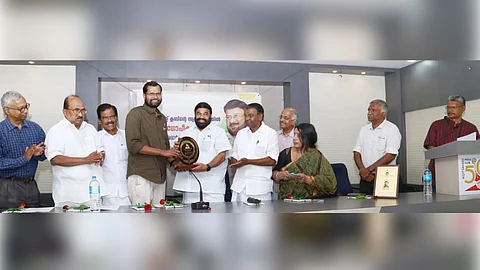 ലയാള മനോരമ സ്പെഷ്യൽ കറസ്പോൺഡന്റ് ജയചന്ദ്രൻ ആർ.ഗോപീകൃഷ്ണൻ അവാർഡ് മന്ത്രി വി.എൻ.വാസവനിൽ നിന്ന് ഏറ്റുവാങ്ങുന്നു