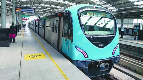 മെട്രൊ ട്രെയിനിൽ യാത്രക്കാർ കൂടുന്നു