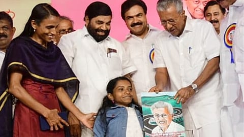 വഴിക്ക് വഴി ഒരു വര: ഇലവീഴാ പൂഞ്ചിറ റോഡിന് നന്ദി അർപ്പിച്ച് മുഖ്യമന്ത്രിയ്ക്ക് ഛായാചിത്രം സമ്മാനം