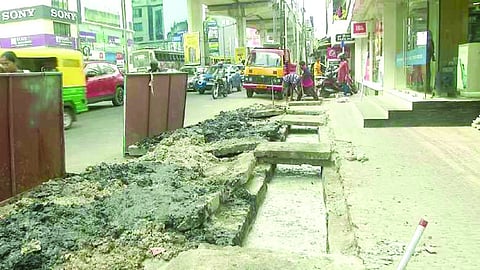 എറണാകുളം കടവന്ത്രയിലെ ഓടകളിൽ കണ്ടെത്തിയ ഹോട്ടൽ മാലിന്യം.