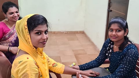 തസ്നിയ (വലത്) സഹോദരി തസ്ലീമയ്ക്ക് ഒപ്പം.