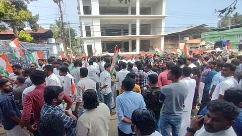 ആലപ്പുഴ യൂത്ത് കോൺഗ്രസ് മാർച്ചിൽ സംഘർഷം; പ്രവർത്തകരെ വളഞ്ഞിട്ട് മർദിച്ച് പൊലീസ്