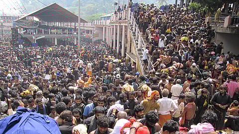 Pilgrims queue up in long queues; many return without getting darshan