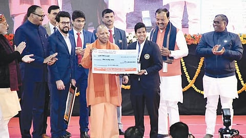 ദീപ്തി ശര്മയെ ഡെപ്യൂട്ടി സൂപ്രണ്ട് ഓഫ് പൊലീസായുള്ള നിയമന
ഉത്തരവ് മുഖ്യമന്ത്രി യോഗി ആദിത്യനാഥ് കൈമാറുന്നു.