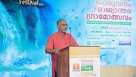 പെരുവനം രാജ്യാന്തര ഗ്രാമോത്സവത്തിൽ മുരളീ തുമ്മാരുകുടി സംസാരിക്കുന്നു.