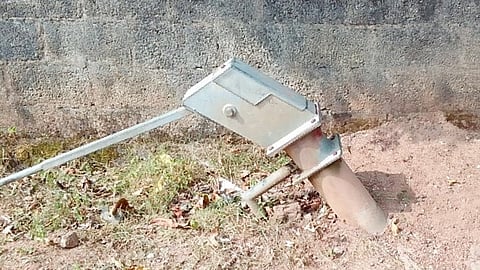 പുനലൂരിൽ ഒരു കുഴൽക്കിണർ പൈപ്പ് തകർന്ന നിലയിൽ.