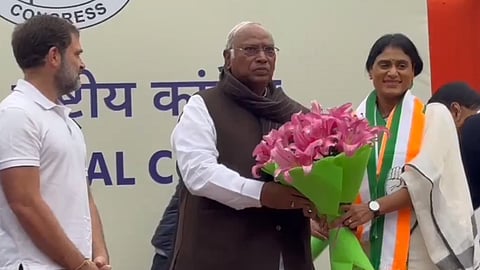 വൈ.എസ്. ശർമിളയെ കോൺഗ്രസ് പാർട്ടി അധ്യക്ഷൻ മല്ലികാർജുൻ ഖാർഗെ പൂക്കൾ നൽകി സ്വീകരിക്കുന്നു.