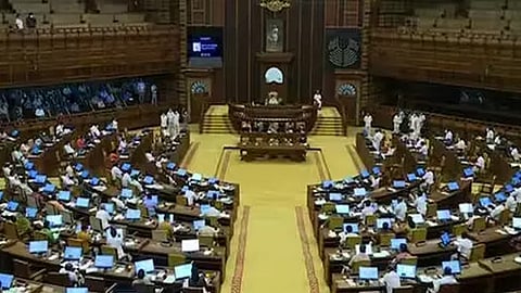 സാമ്പത്തിക പ്രതിസന്ധിക്കു കാരണം അഴിമതിയും ധൂർത്തും; അടിയന്തര പ്രമേയം അവതരിപ്പിച്ച് പ്രതിപക്ഷം