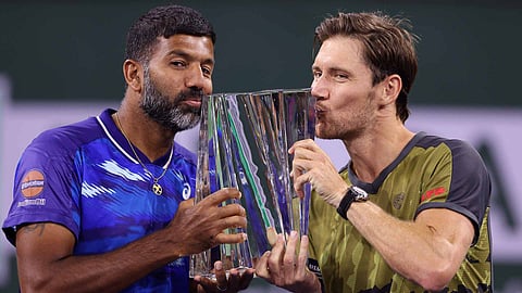 രോഹൻ ബൊപ്പണ്ണയും മാത്യു എബ്ഡനും ട്രോഫിയുമായി.