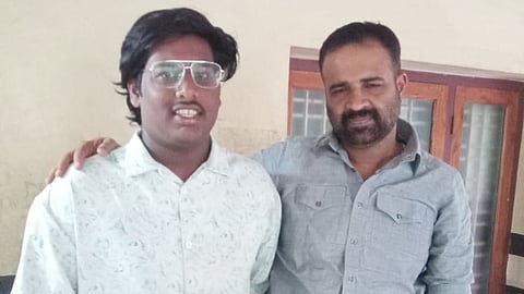 സി.ആർ. മഹേഷ് എംഎൽഎക്കൊപ്പം അഭിഷേക് പ്രസന്നൻ.