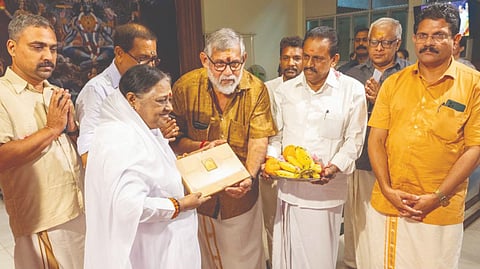 ശ്രീരാമജന്മഭൂമി പ്രാണപ്രതിഷ്ഠയുടെ കേരളത്തിലെ ആദ്യക്ഷണപത്രം മാതാ അമൃതാനന്ദമയിക്ക് വിശ്വഹിന്ദു പരിഷത്ത് സംസ്ഥാന അധ്യക്ഷന് വിജി തമ്പി നല്കുന്നു.