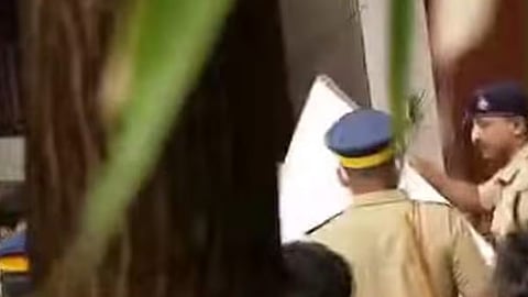 എറണാകുളം ലോ കോളെജില് പ്രധാനമന്ത്രിക്കെതിരായ കെഎസ്യു ബാനർ അഴിച്ചുമാറ്റി പൊലീസ്; 2 പേർ കസ്റ്റഡിയിൽ