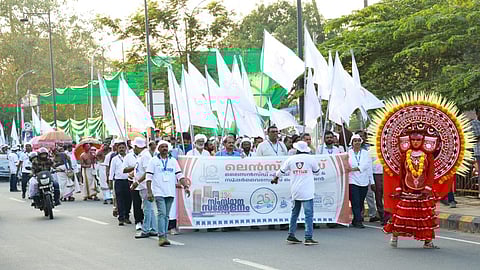 ലെന്സ്ഫെഡ് സംസ്ഥാന സമ്മേളനത്തിന്റെ ഭാഗമായി ഗോശ്രീ പാലം മുതല് എറണാകുളത്തപ്പന് ഗ്രൗണ്ട് വരെ നടത്തിയ പ്രകടനത്തില് നിന്ന്.