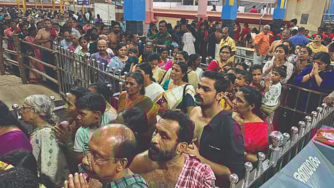 തിരുവൈരാണിക്കുളം ക്ഷേത്രത്തില് വ്യാഴാഴ്ച ദര്ശനത്തിനെത്തിയ ഭക്തരുടെ തിരക്ക്.