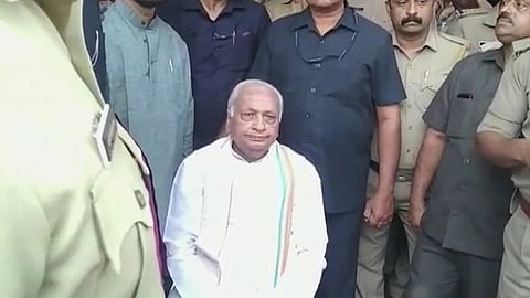 എസ്എഫ്ഐ പ്രവർത്തകരോടു പരിഭവിച്ച് റോഡിൽ കസേരയിട്ടിരിക്കുന്ന കേരള ഗവർണർ ആരിഫ് മുഹമ്മദ് ഖാൻ.