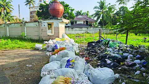 പൊളിച്ച എച്ച് ടു ഒ ഫ്ളാറ്റ് സമുച്ചയ പരിസരം മാലിന്യങ്ങളാൽ നിറഞ്ഞപ്പോൾ.