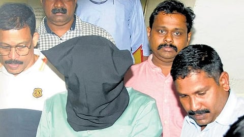 സവാദിനെ കോടതിയിൽ ഹാജരാക്കാൻ എത്തിച്ചപ്പോൾ.