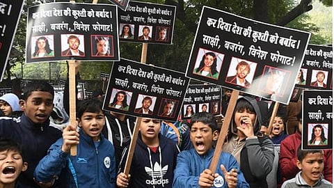 ജൂനിയർ ഗുസ്തി താരങ്ങൾ പ്രതിഷേധിക്കുന്നു