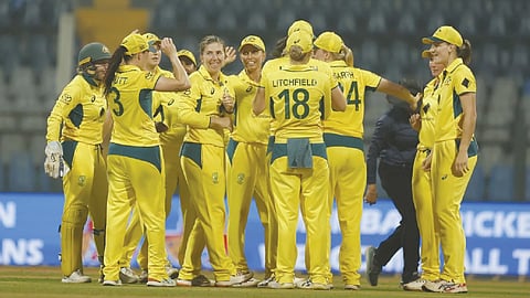 ഇന്ത്യൻ വിക്കറ്റ് നേട്ടം ആഘോഷിക്കുന്ന ഓസീസ് താരങ്ങൾ.