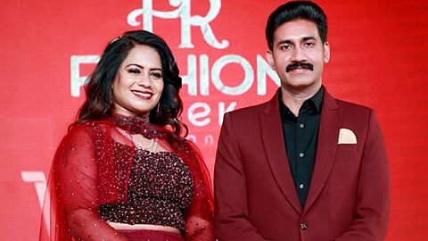 ഹൈറിച്ച് ഓൺലൈൻ ഷോപ്പ് ഉടമ പ്രതാപനും ഭാര്യ സീനയും.