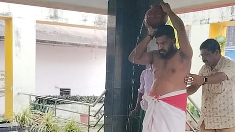 അജു കെ. മധു ശാന്തികവാടത്തിൽ ലളിതമ്മയ്ക്ക് അന്ത്യകർമങ്ങൾ ചെയ്യുന്നു.