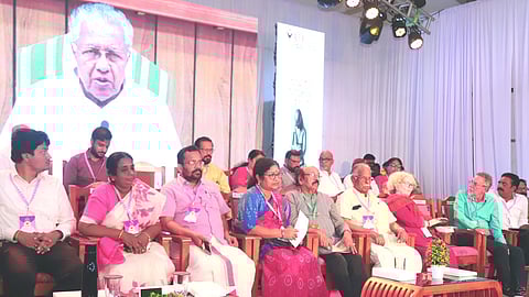 കേരള സാഹിത്യ അക്കാദമി സംഘടിപ്പിക്കുന്ന സാര്വദേശീയ സാഹിത്യോത്സവം മുഖ്യമന്ത്രി പിണറായി വിജയൻ ഓൺലൈനിൽ ഉദ്ഘാടനം ചെയ്യുന്നു. മന്ത്രിമാരായ ഡോ. ആർ. ബിന്ദു, കെ. രാജൻ, അക്കാദമി പ്രസിഡന്റ് കെ. സച്ചിദാനന്ദൻ, സാറാ ജോസഫ്, കലക്റ്റർ വി.ആർ. കൃഷ്ണ തേജ തുടങ്ങിയവർ വേദിയിൽ.