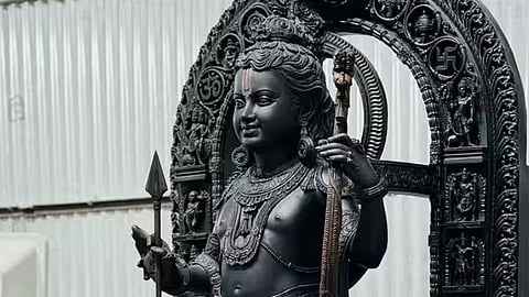 അയോധ്യയിലെ രാമക്ഷേത്രത്തിൽ പ്രതിഷ്ഠിച്ച ബാലക രാമ വിഗ്രഹം.