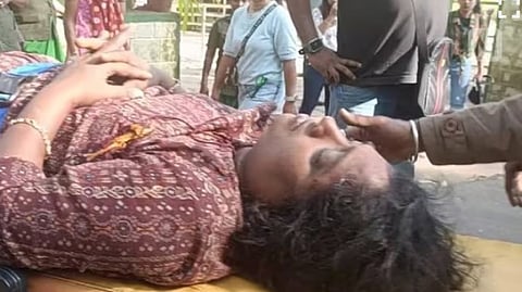 പരുക്കേറ്റ സെൽവിയെ ആശുപത്രിയിലേക്കു മാറ്റുന്നു.