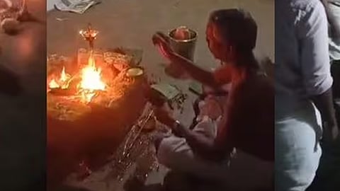 സ്കൂളിൽ പൂജ നടത്തുന്നു