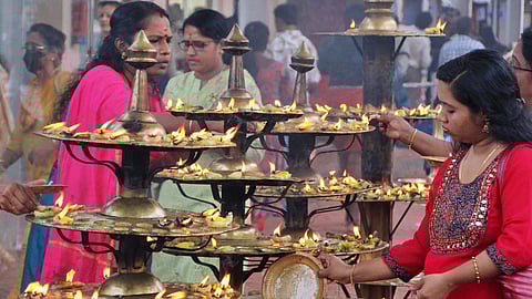 ക്ഷേത്രത്തിൽ നാരങ്ങാ ദീപം തെളിക്കുന്ന ഭക്തർ.