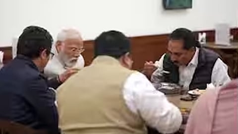 പ്രധാനമന്ത്രിയുടെ വിരുന്നിൽ പങ്കെടുക്കുന്ന എൻ.കെ. പ്രേമചന്ദ്രനും മറ്റ് എംപിമാരും