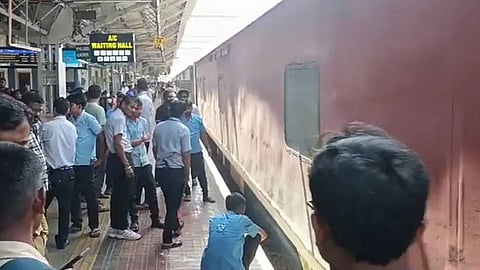 നേത്രാവതി എക്സ്പ്രസിൽ തീപിടിത്തം; പൊലീസും ജീവനക്കാരും ചേർന്ന് തീയണച്ചു