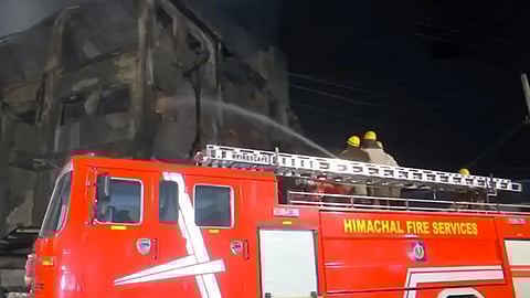 സൗന്ദര്യവർധകവസ്തുക്കൾ നിർമിക്കുന്ന ഫാക്ടറിയിൽ തീപിടിത്തം; ഒരാൾ മരിച്ചു, 31 പേർക്ക് പരിക്ക്, 13 പേർക്കായി തെരച്ചിൽ