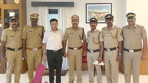 കേസ് തെളിയിച്ച പൊലീസ് സംഘത്തിനൊപ്പം ബെവ്കോ സിഎംഡി എഡിജിപി യോഗേഷ് ഗുപ്ത.