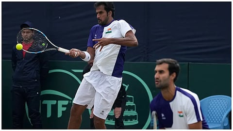 ഇന്ത്യയുടെ സാകേത് മെയ്നേനിയും യൂകി ഭാംബ്രിയും പാക്കിസ്ഥാനെതിരായ ഡേവിസ് കപ്പ് മത്സരത്തിന്റെ ഡബിൾ ഇനത്തിൽ.