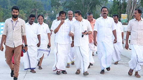 പണി പുരോഗമിക്കുന്ന ചേർപ്പുങ്കൽ പാലത്തിൽ തോമസ് ചാഴികാൻ എംപിയും സംഘവും സന്ദർശനം നടത്തുന്നു.