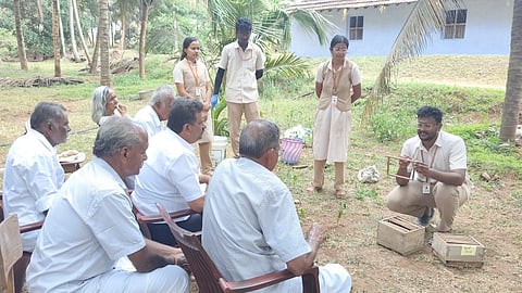 പ്രവൃത്തിപരിചയ പരിപാടിയുടെ ഭാഗമായി വിദ്യാർഥികൾ ഗ്രാമീണർക്ക് തേനീച്ച കൃഷിയെക്കുറിച്ച് ക്ലാസെടുക്കുന്നു.