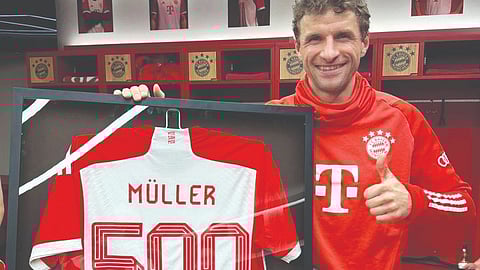 ബയേൺ മ്യൂണിക്കിന്റെ ആദരമായി നൽകിയ ജെഴ്സിയുമായി തോമസ് മുള്ളർ.